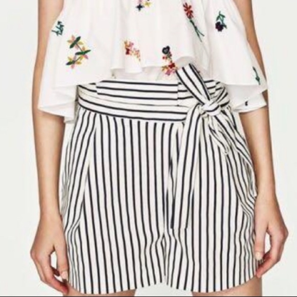 ZARA Paper Bag Striped Tie Waist Shorts - Size: Small
